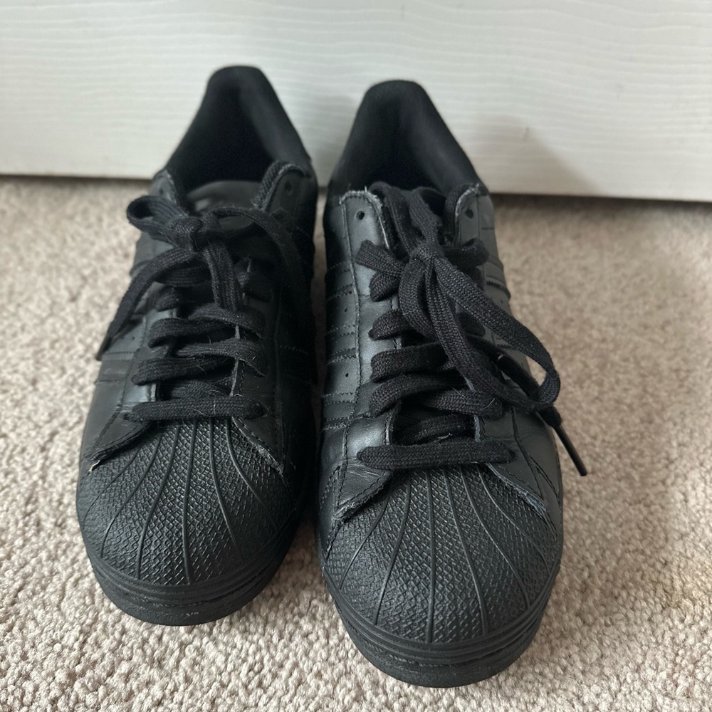Black Adidas Superstars .